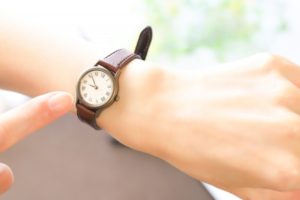 腕時計で時間を測る人