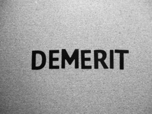 「DEMERIT」の文字